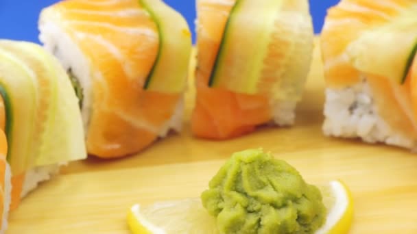 Roterande sushi med lax — Stockvideo