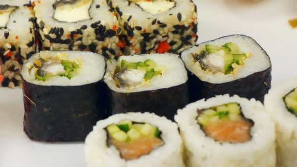 Sortiment an traditionellem japanischem Sushi in Nahaufnahme — Stockvideo