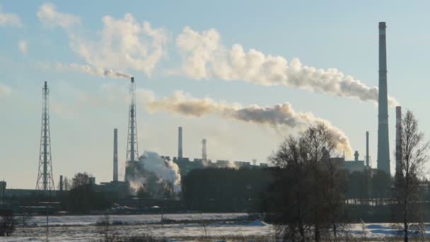 Smoke billows from factory, environmental pollution concept. — Stock Video