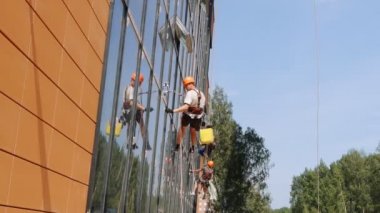 Modern bina yapım aşamasında. İskele inşaatçılar. Novosibirsk, Rusya Federasyonu.