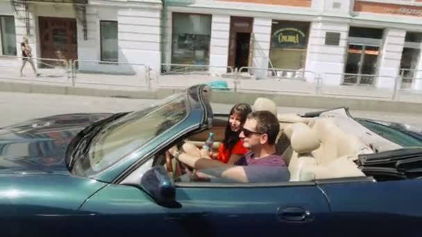 Jovem casal feliz em um carro conversível . — Vídeo de Stock