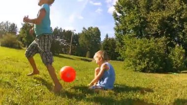 İki kardeş parkta futbol oynamak