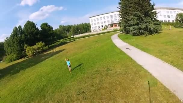 Chico corriendo con una cometa en el parque — Vídeos de Stock