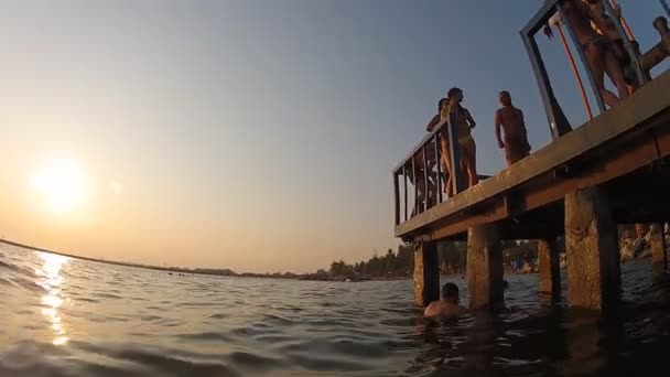 Jóvenes divirtiéndose en la playa — Vídeos de Stock