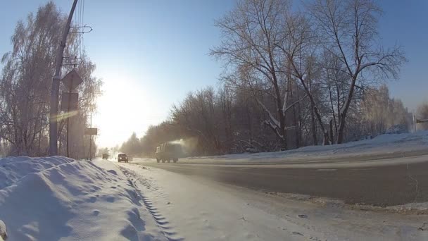 Schneeglätte im Winter bei extremer Kälte. — Stockvideo