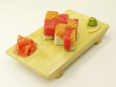 ahşap plaka üzerinde somon suşi