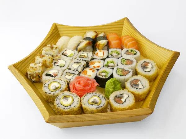 伝統的な日本の寿司の盛り合わせ — ストック写真