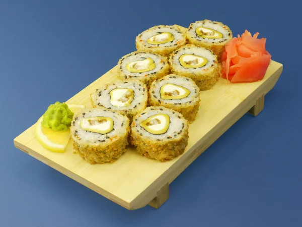 Sushi tradizionale giapponese su piatto di legno — Foto Stock