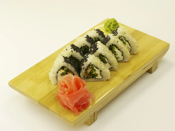 Sushi tradicional japonés en plato de madera — Foto de Stock