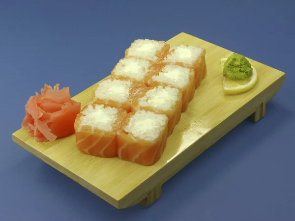 Sushi japonês. Rolo feito de caviar vermelho — Fotografia de Stock