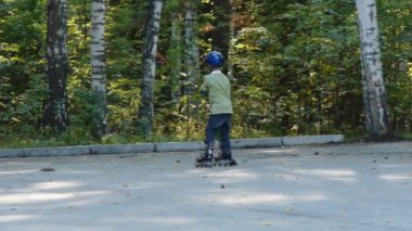 altı yaşında çocuğun paten üzerinde binmek için öğrenme
