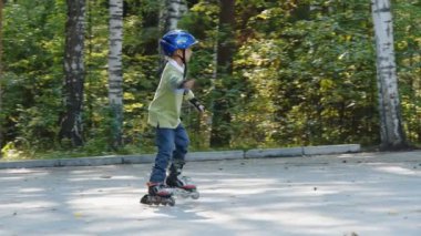 genç çocuk rollerskates üzerinde binmek için öğrenme