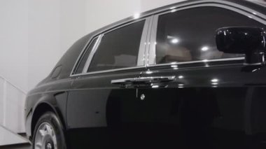 kız lüks otomobil kapı açma