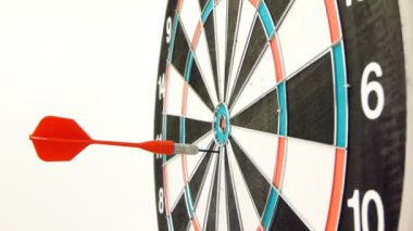 Dart oynuyor. Hedef hit.