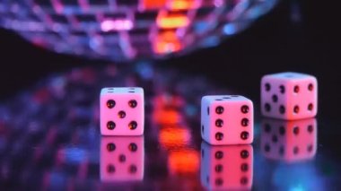 Dices ve arka planda bir disko aynalı küreyi