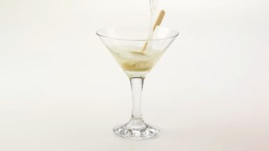 Beyaz arka plan üzerinde izole zeytinli martini