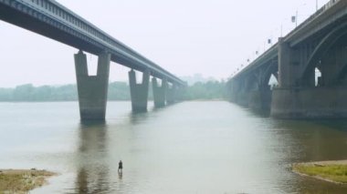 Köprünün altında nehirdeki balık adam