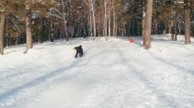 çocukların tepeden kızak üzerinde kayar.