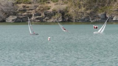 Gölde rakip model tekneler