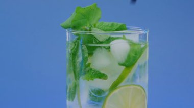 Mojito mavi zemin üzerine kokteyl