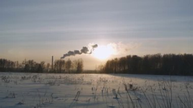 smoke Billows fabrika kış, çevre kirliliği kavramı içinde.