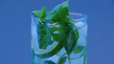 Mojito mavi zemin üzerine kokteyl