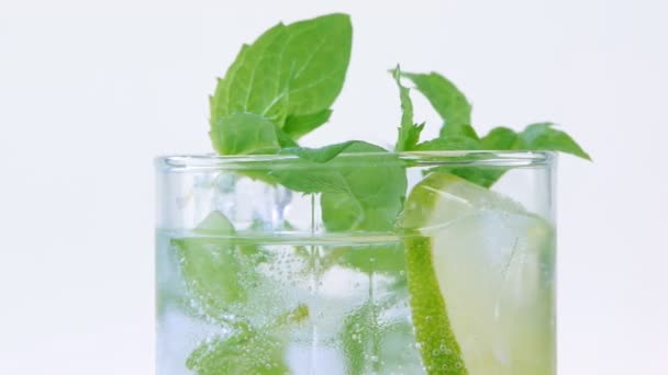 Mojito cocktail på vit bakgrund — Stockvideo