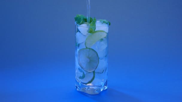 Mojito cocktail sur fond bleu — Video