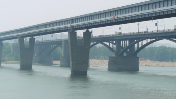 Brücke über den Fluss — Stockvideo