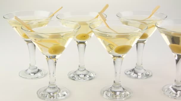 Martini mit Oliven — Stockvideo