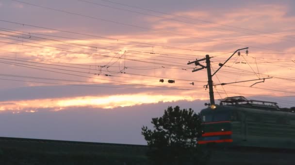 Tren de pasajeros al atardecer — Vídeos de Stock