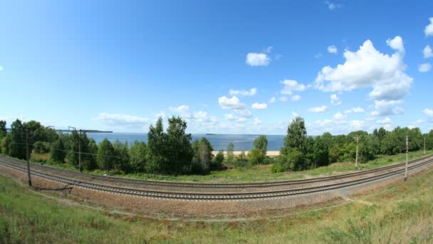 Nuvens flutuam acima da ferrovia. Desfasamento temporal . — Vídeo de Stock