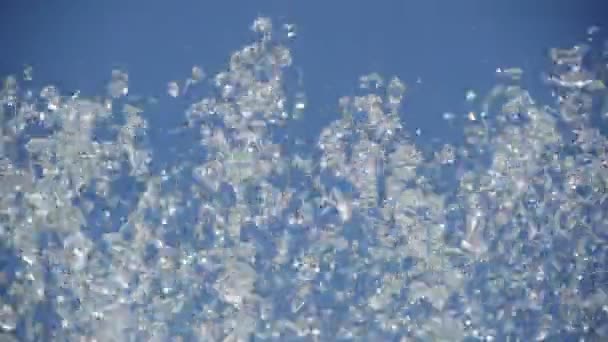 Fountain splash on clear blue sky — Stock Video