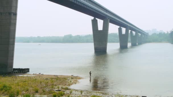 Brug over de rivier — Stockvideo