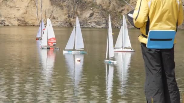 Регата яхт моделей на озері — стокове відео