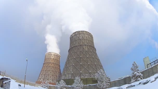 Central eléctrica de carbón en invierno en frío extremo — Vídeo de stock