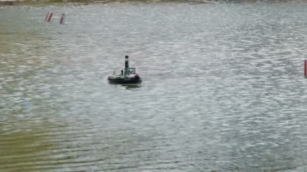 Steamboat model in the river — Stok video