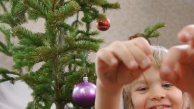 Çocuklar Noel ağacı süslemek