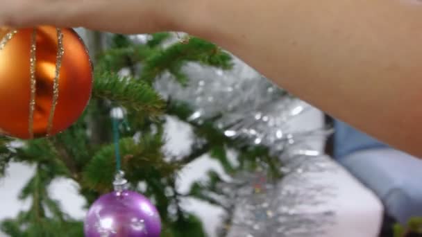 Decorating the Christmas tree — Stock Video