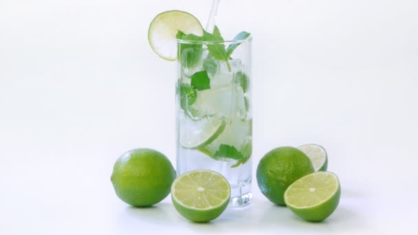 Vakantie mojito cocktail op witte achtergrond — Stockvideo