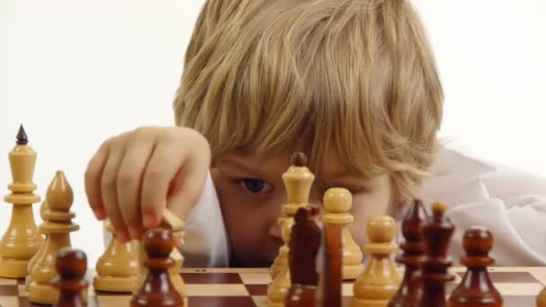 Little boy playing chess — Stock Video