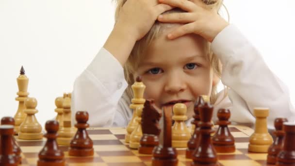 Küçük çocuk ve satranç — Stok video
