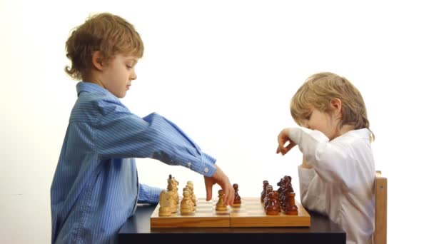 Dwóch chłopców myśląc i gra w szachy — Wideo stockowe