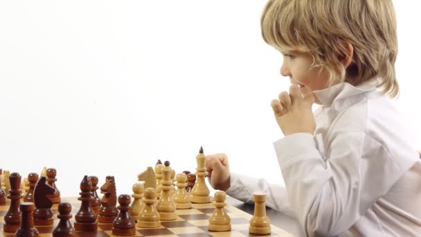 Little boy plays chess — Stock Video