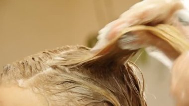 saç boyama sırasında closeup görünümü