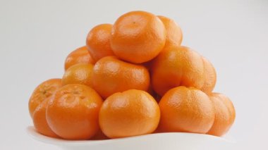 mandalina beyaz tabakta yığını