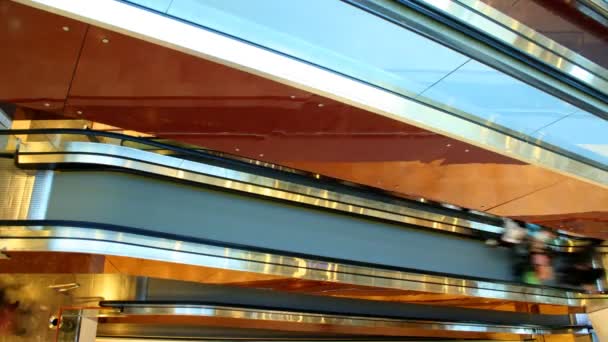 På snabba rörliga rulltrappa i offentlig byggnad — Stockvideo