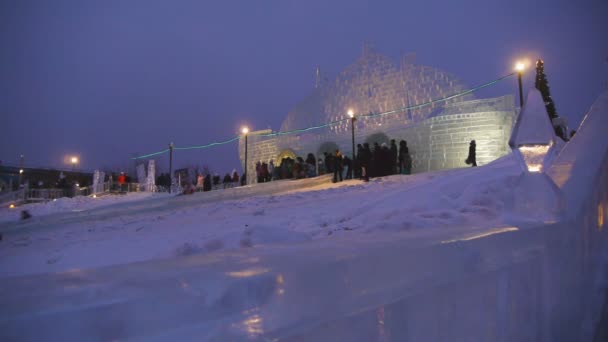 Massenveranstaltung in Russland. Rodeln auf Schnee — Stockvideo