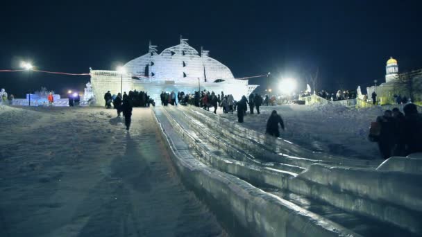 Evento masivo en Rusia. están en trineo sobre una nieve — Vídeos de Stock