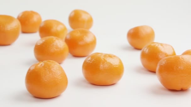 Mandarinas naranjas frescas aisladas sobre un fondo blanco — Vídeos de Stock